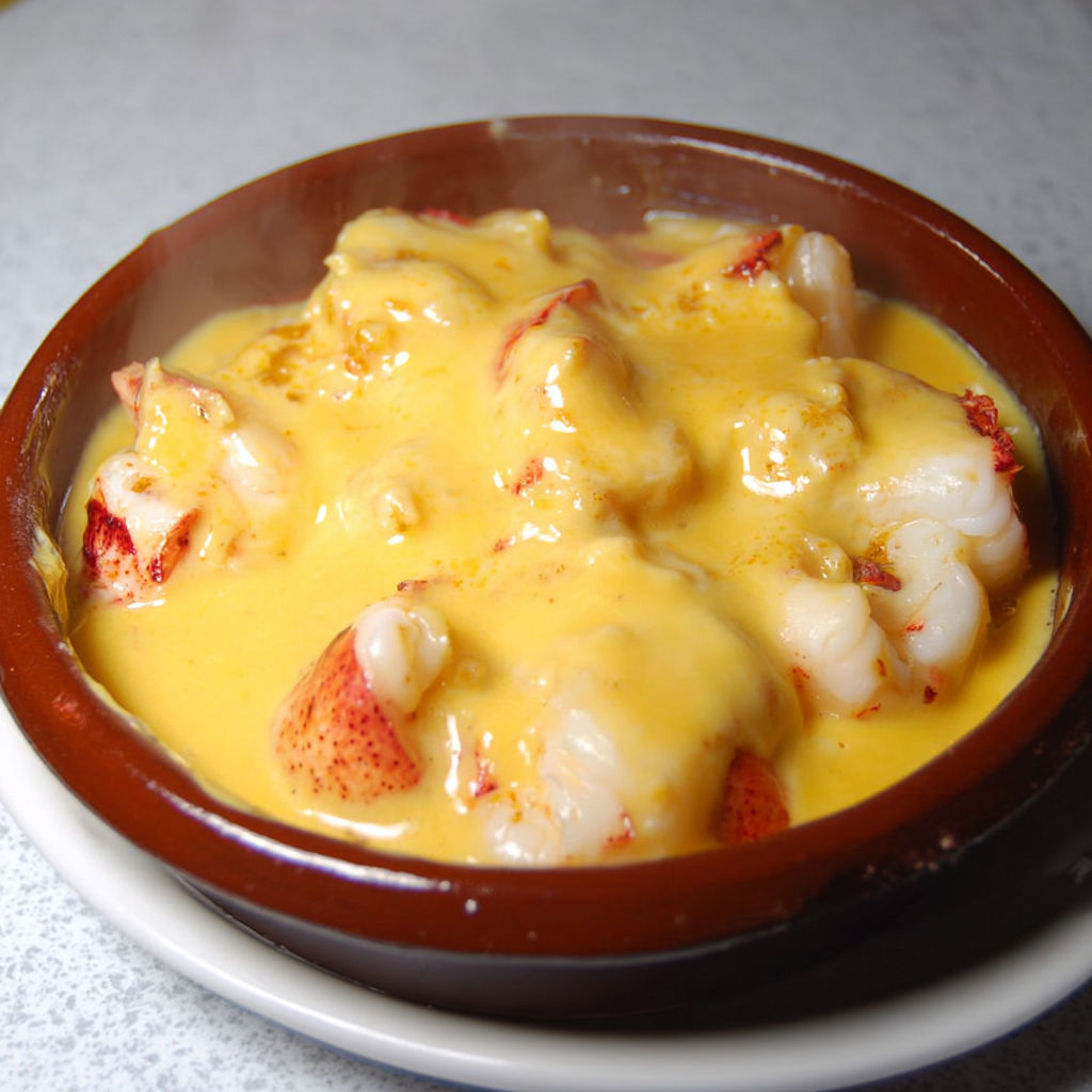 Une cassolette garnie de fruits de mer et crème dorée, servie en ramequin rustique.