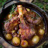 Agneau confit au miel avec herbes aromatiques