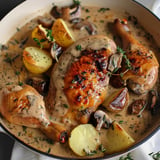 Poulet crémeux aux herbes fraîches et vin blanc