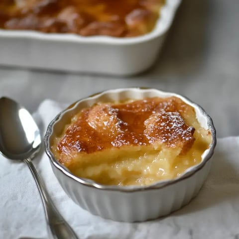 Petit plat sucré avec croûte dorée, décoré de sucre glace.