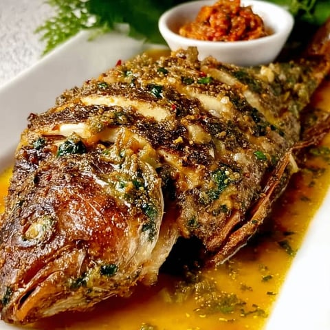 Joli poisson braisé façon camerounaise, nappé de sauce curry et d’herbes fraîches.