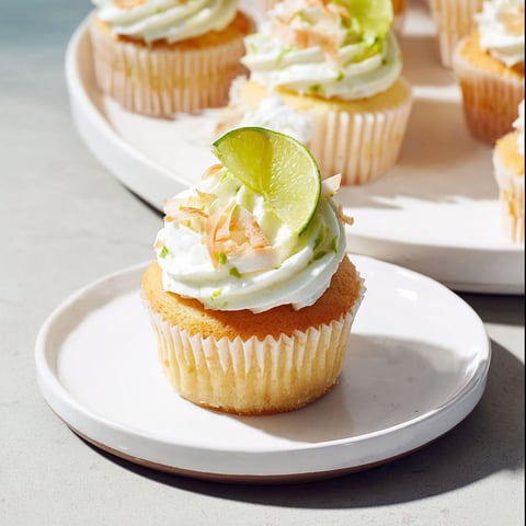 Une assiette de mini-cupcakes lime crème coco super alléchants.