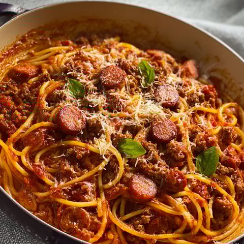 Une grosse poêlée de spaghetti, bœuf haché savoureux et saucisse fumée.