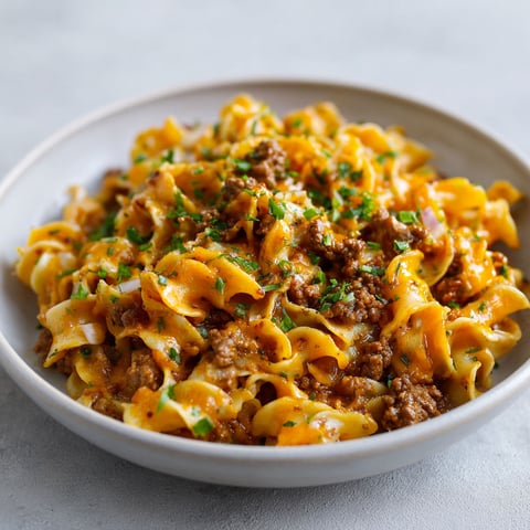 Dans l’assiette, les nouilles au boeuf sont rassemblées avec des herbes et une généreuse sauce, servis sur une table.