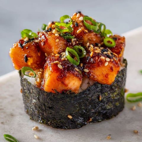 Une assiette de sushis cups avec légumes verts et grains de riz bien visibles.